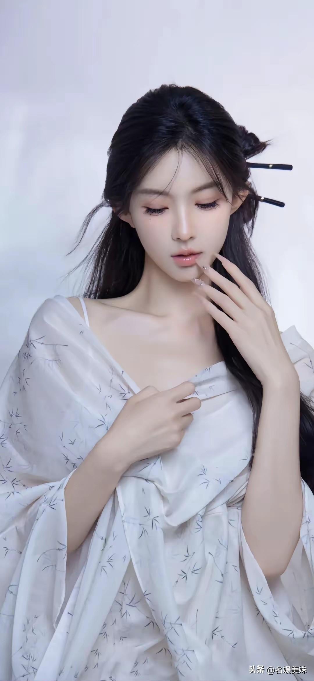 你的情绪和感受，
是活的，是流动的。
你自己都不能做到共情以前的自己，你怎么还想