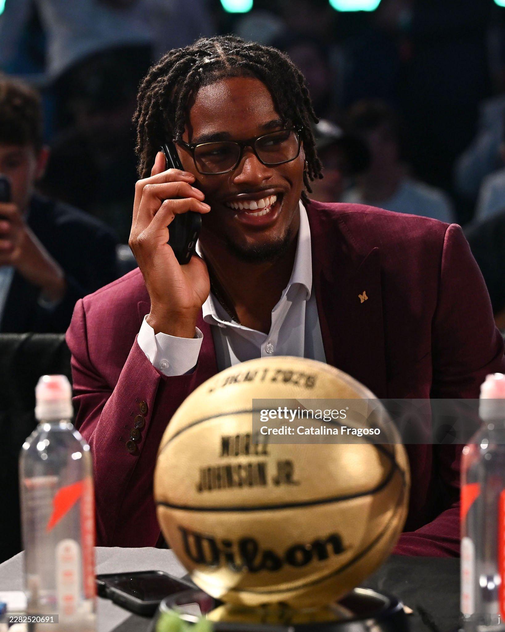 MFFL 梅接受采访。“大学比赛的时候，小莫雷兹·约翰逊￼不仅在场上包揽了诸多脏