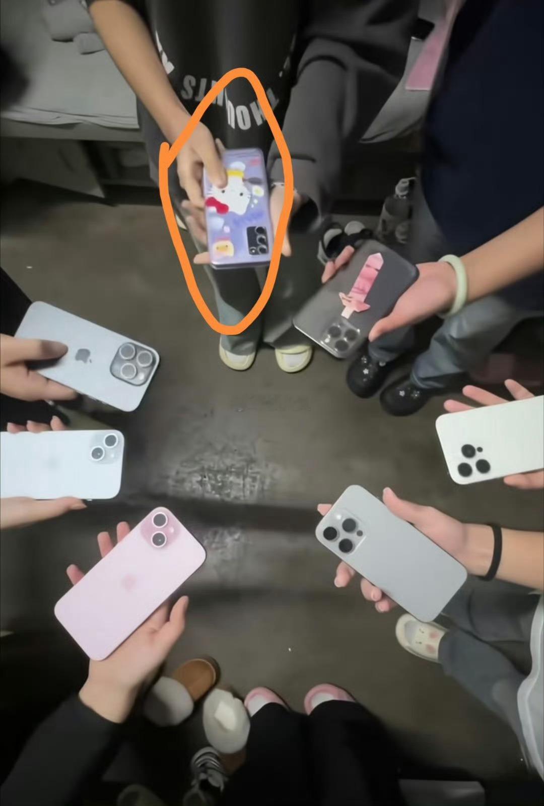 网友：室友一起在宿舍晒手机，结果出现了一个安卓的，都不知道她怎么好意思拿出来……