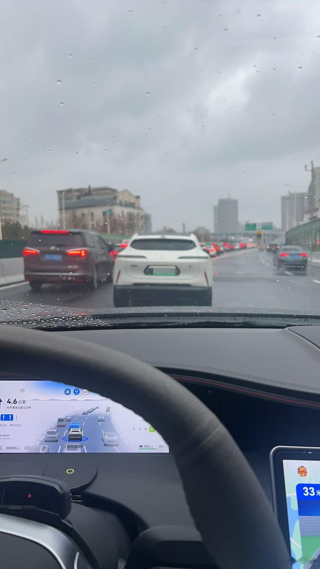 ads4.1阿维塔07 下雨天，高架堵车，发现一台不开智驾的塔，用起来呀大兄弟，