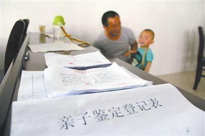 离谱！陕西男子婚育8年，悉心抚养3个女儿，四次鉴定竟无一是亲生
 
近日，陕西一