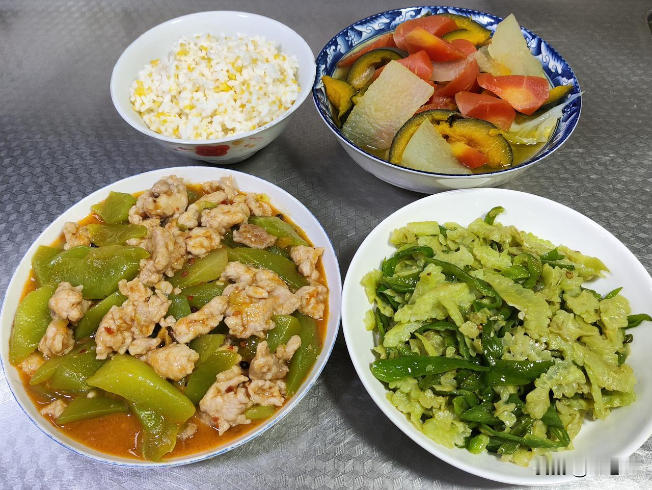 四月二十八日午餐分享来啦。有莴笋烧滑肉，营养又美味；有青椒炒苦瓜，清淡可口；有蔬