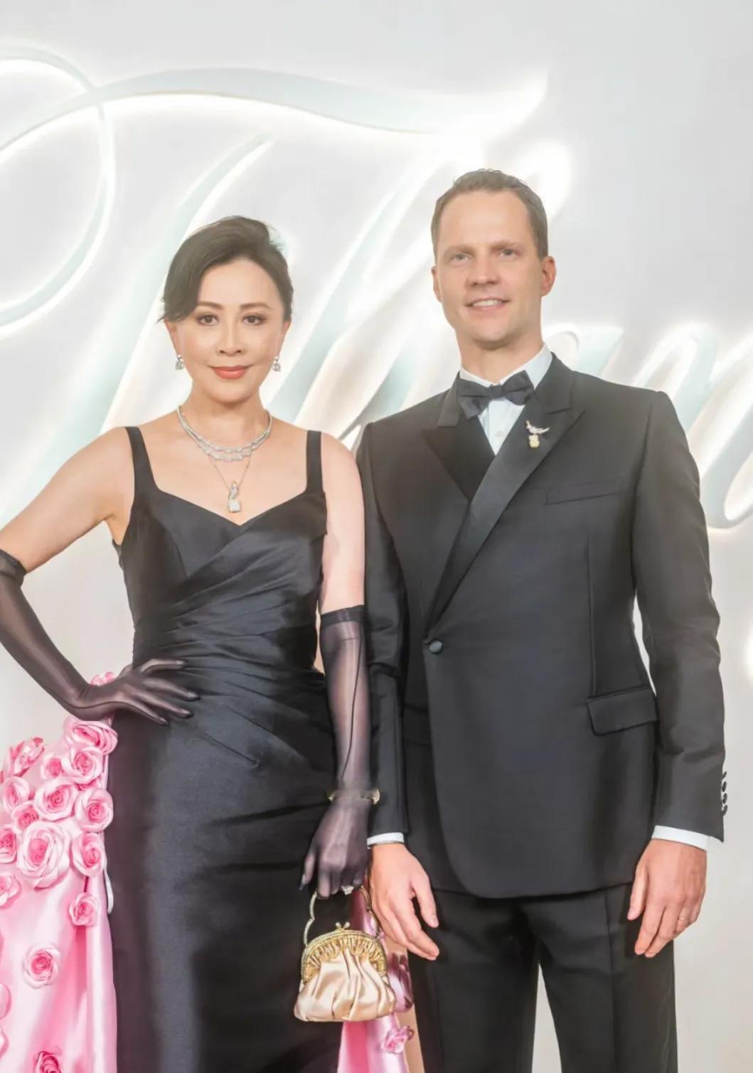 蒂芙尼晚宴活动，刘嘉玲这这造型有点一言难尽，手套像丝袜，手包和衣服完全不搭。粉红