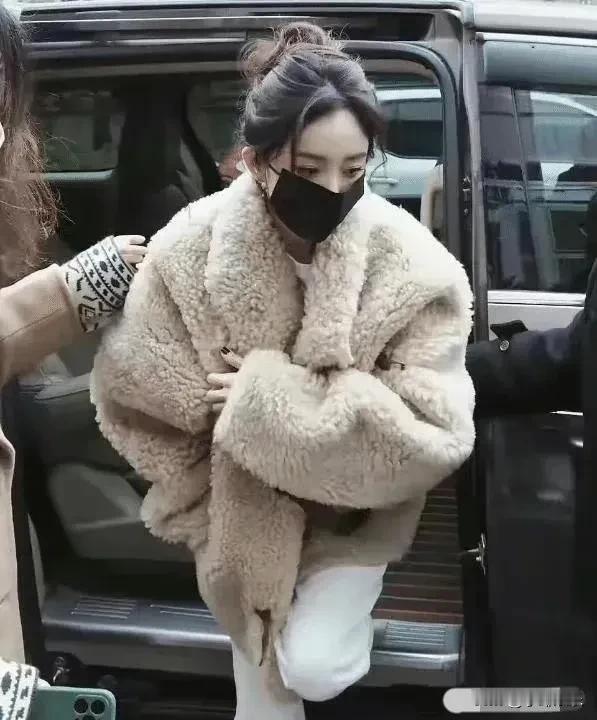 杨幂的生图美的冒泡儿！她的妆容自然大方，穿着打扮洋气十足，气质优雅大方，每一个举