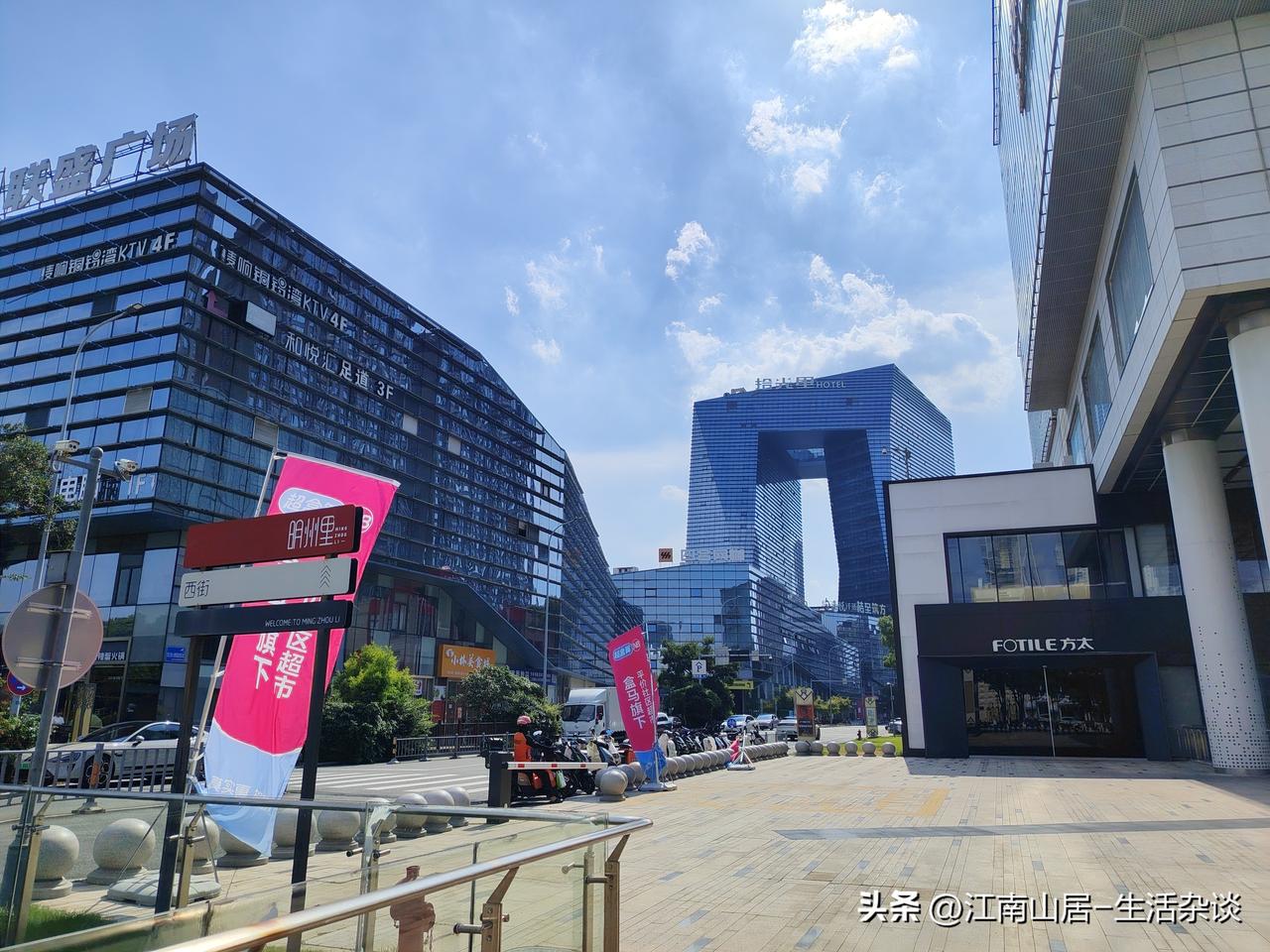 几个同学小型聚会，一位老同学向你递来一根烟，热情的说：“抽一根。”但是你平常是不