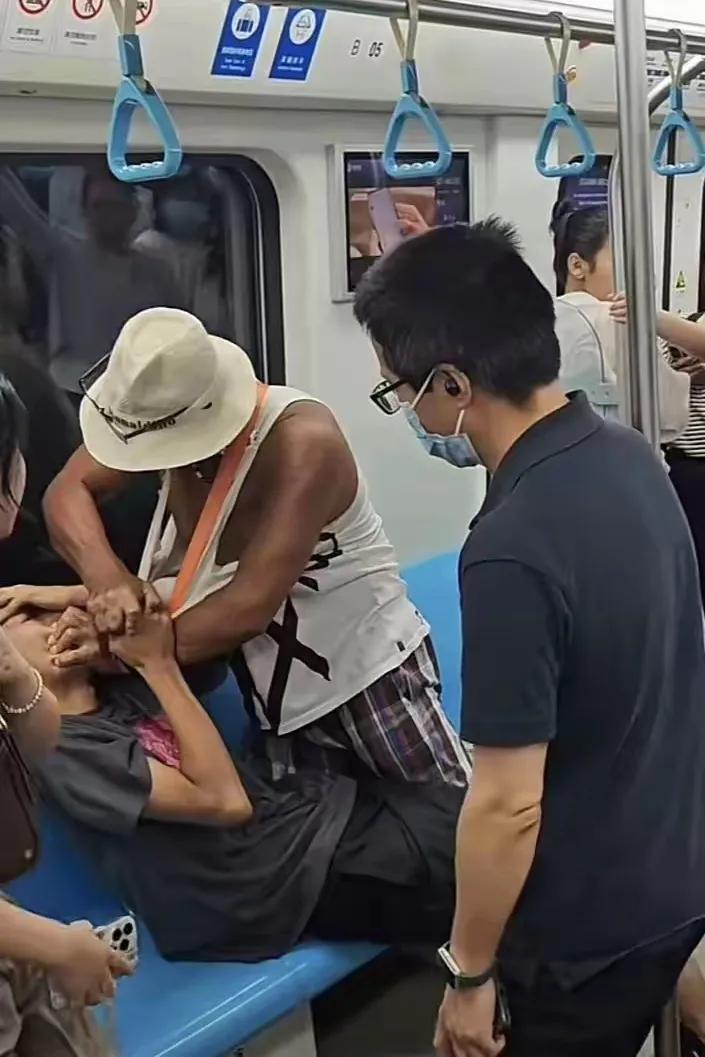 青岛地铁上打人老头的处罚结果尚未出来，有人预测：罚款500，赔偿小伙医疗费和误工