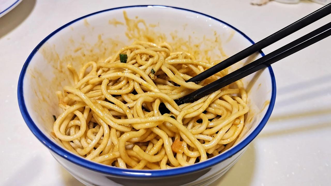 武汉热干面，爱吃的赞不绝口；不爱吃的难以下咽。


热干面与山东汤面不同之处在于