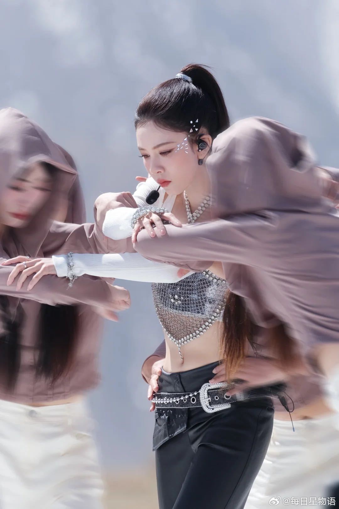 从发型就能看出用心程度！宋妍霏的空气刘海高马尾，把清爽与温柔平衡得恰到好处，和中