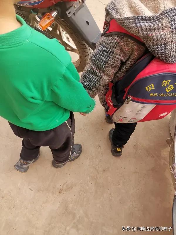 小孩不愿意上学可愁坏家长了。孩子不愿上学原因多样，可能是学习压力大、社交有障碍，