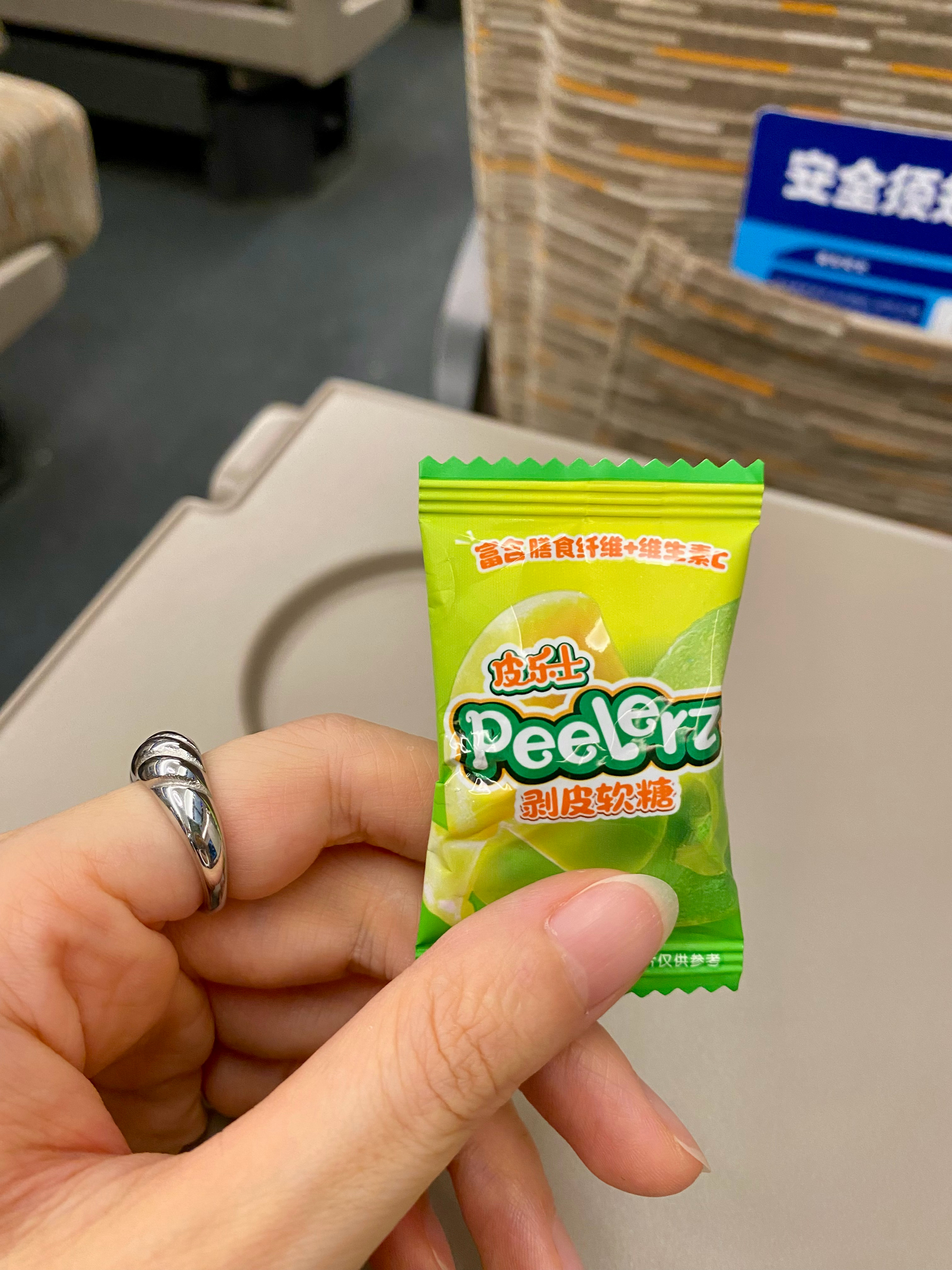 忙了一天，从包里摸到一颗小糖果的快乐。 
