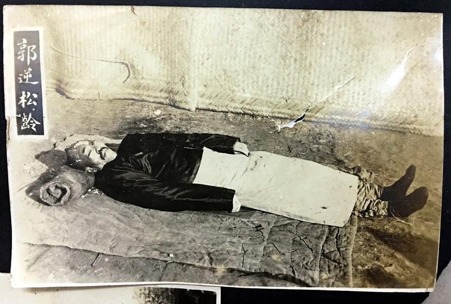 1925年，郭松龄被枪决后，留下的遗体老照片，镜头中的他穿着长袍马褂，睡在冰冷的