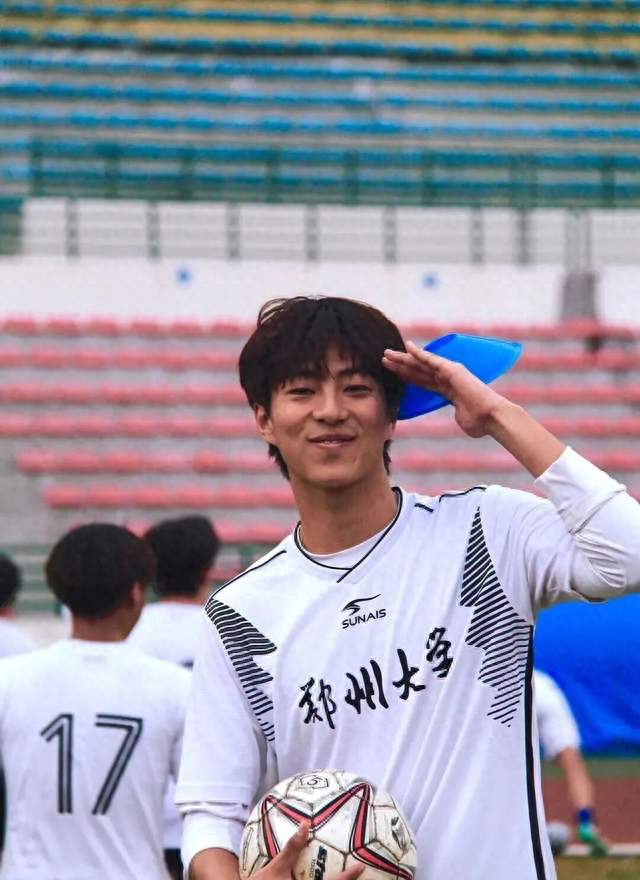 19岁郑州大学黑皮男大，神似许光汉，笑容超治愈！