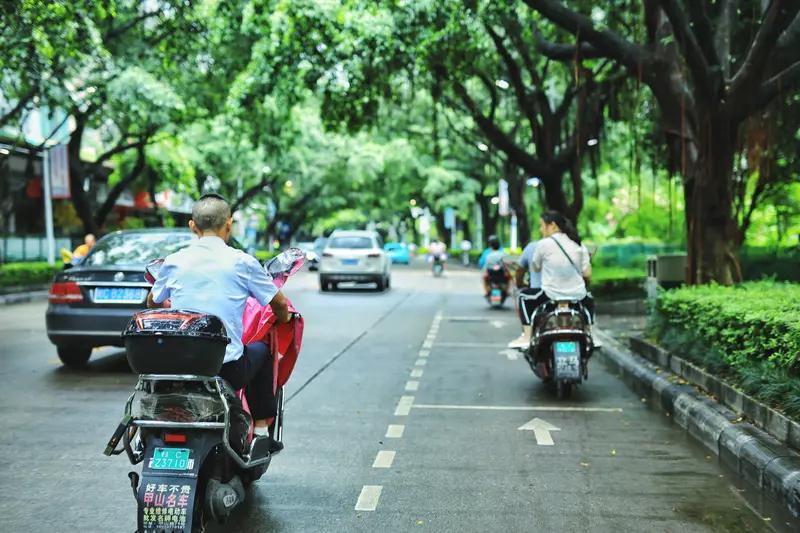 12月20日四川成都，因骑车下班路被堵，一男子9天骑车在经过世纪城至华府大道路段