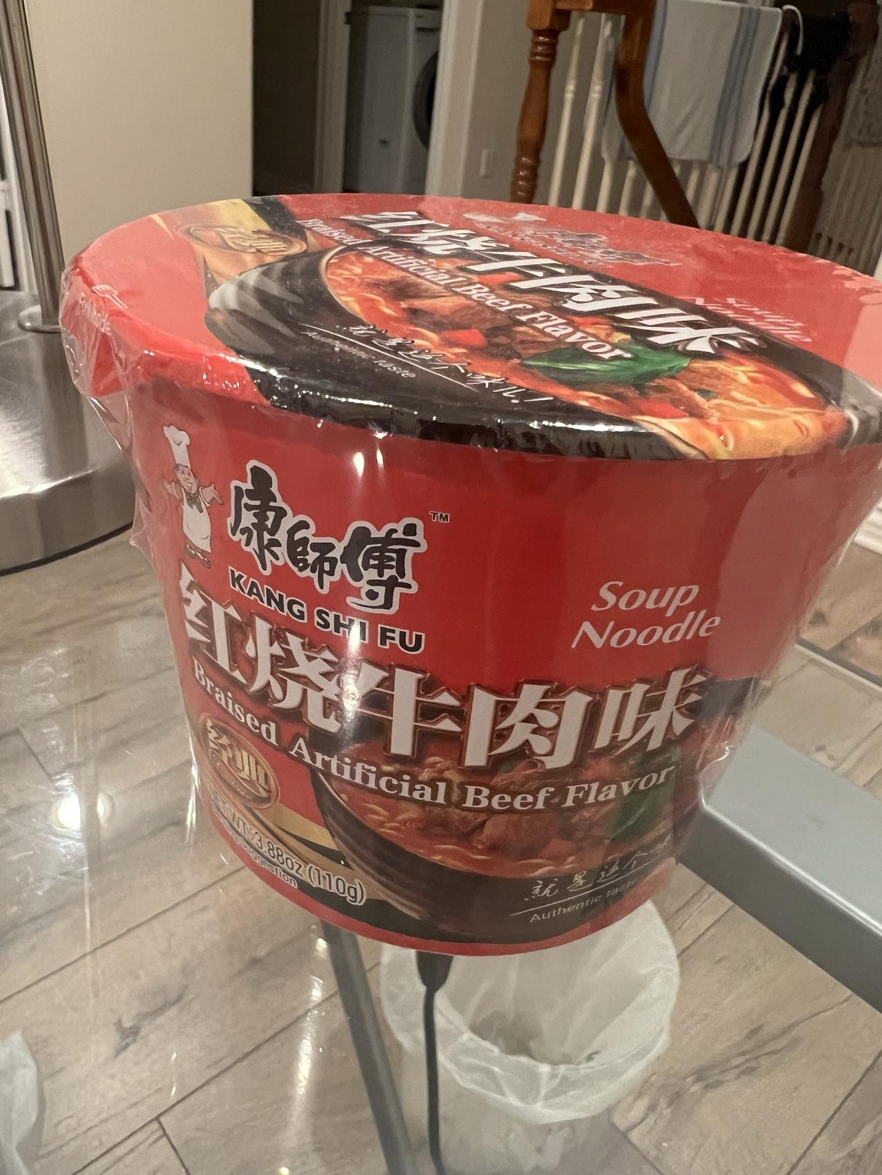 之前在网上看到康师傅红烧牛肉味字样的方便面，以为是段子，但真到了美国，发现几乎同