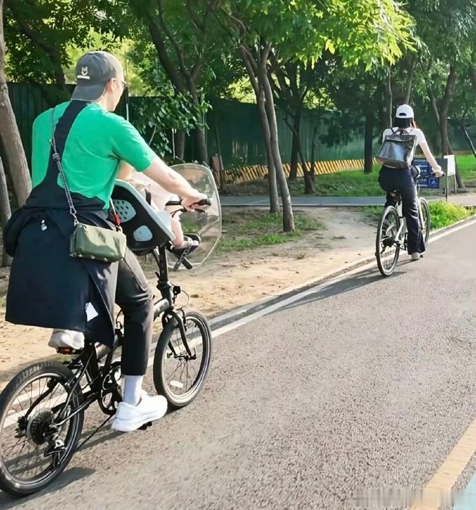 陈伟霆何穗一家三口骑车 网友偶遇陈伟霆何穗一家三口骑车，小Win坐在爸爸怀里乖巧