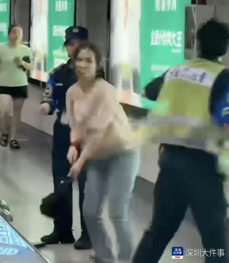 深圳一女子在地铁站内打安检员，公安：已拘留