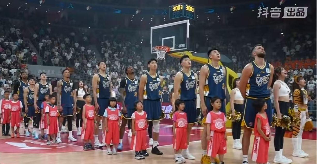 曾经喊着争冠的队伍，现在连输球都显得没声没息，三大主力打得没状态，看台上球迷也少