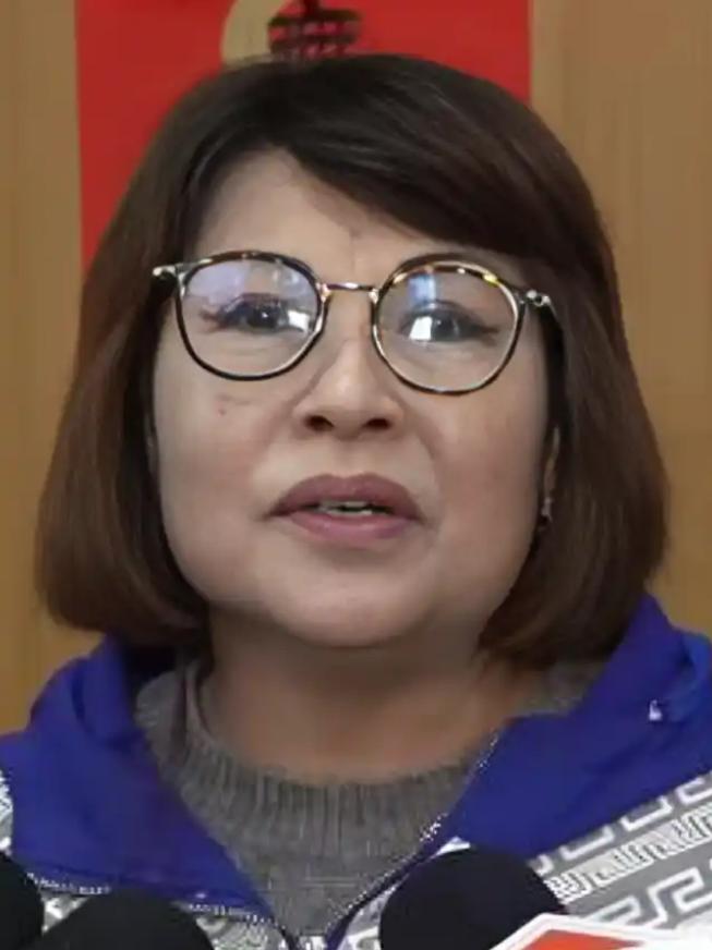 真没想到，郑丽文上任中国国民党主席后，第一个被处罚停职的竟然是宣传“祖国怀抱、早