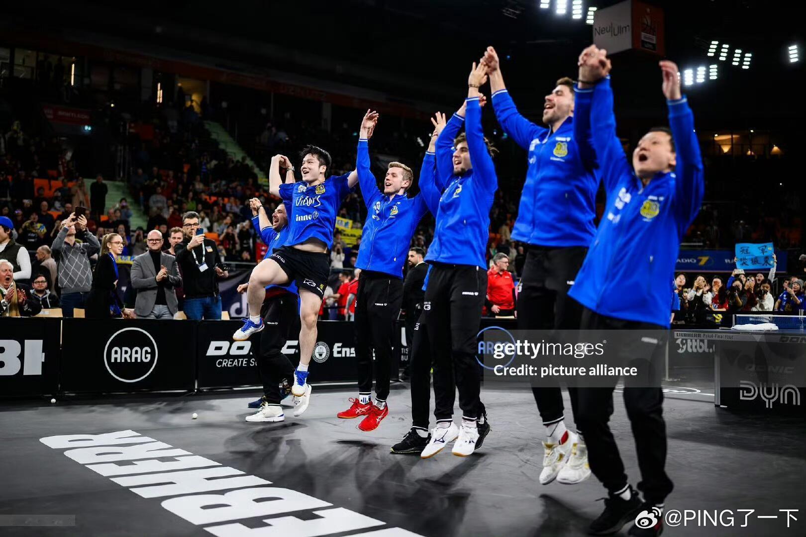 萨尔冲起来的庆祝，起飞🛫的小熊猫东🐼  不知有没有香槟🍾庆祝呢