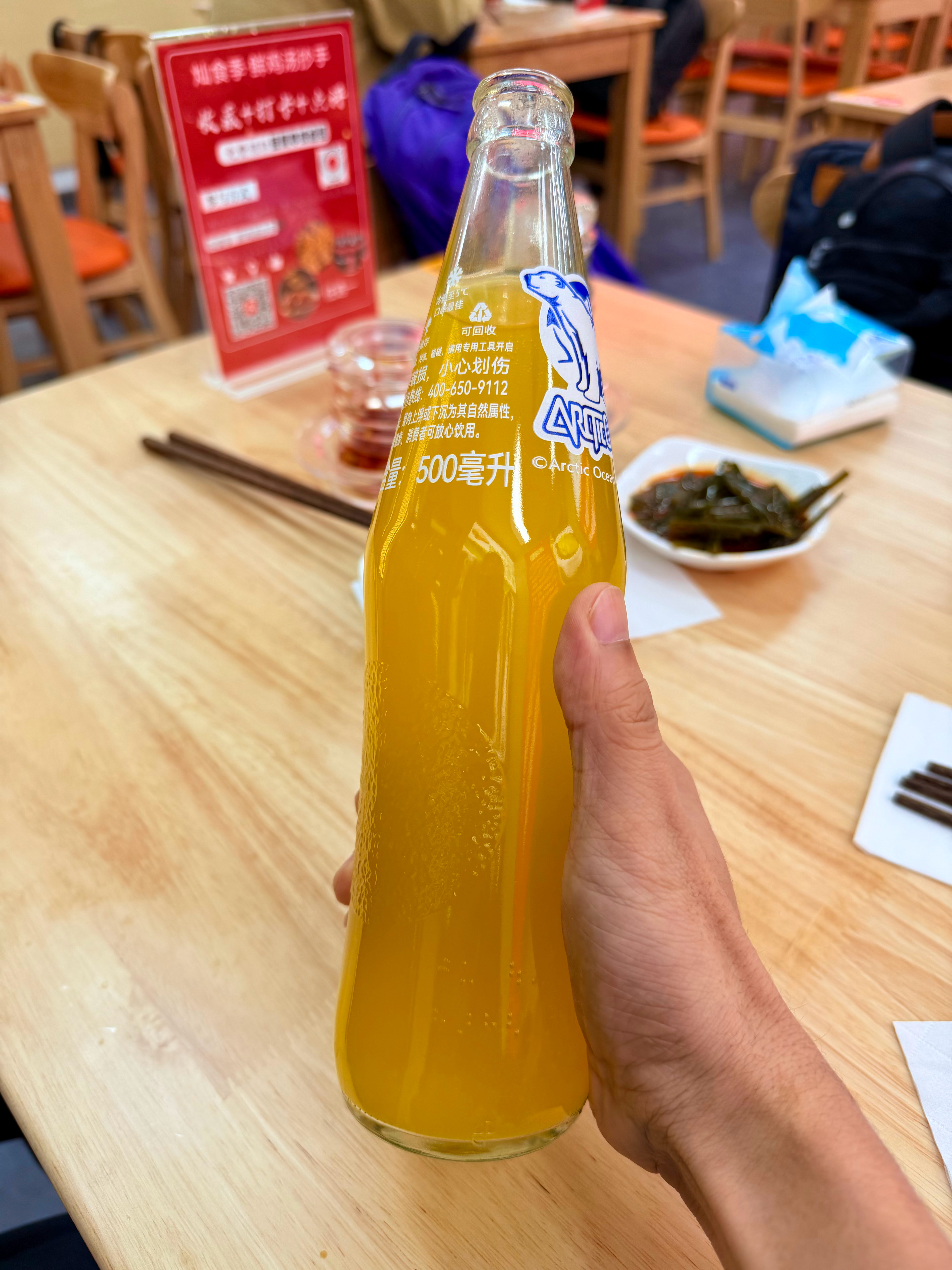 头一次见这么大的玻璃瓶北冰洋500毫升的，不怕一瓶不够喝，两瓶喝不了了hhh 