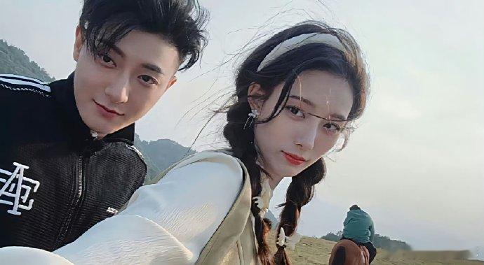 真夫妻的相处模式，宛如甜蜜的童话。那些不经意间的对视、牵手，都满是爱意，每一个日