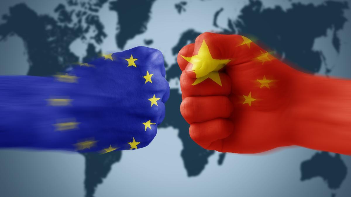 吃到中美 “混合双打” 后，欧盟第一时间表态：准备向中国讨要说法。

事情的起因