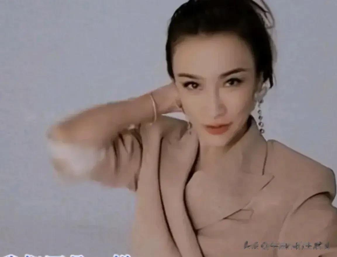 李玟的二姐迫不及待想取代李玟，进入娱乐圈！

李玟太惨了，亲人吸她的血，活着时不