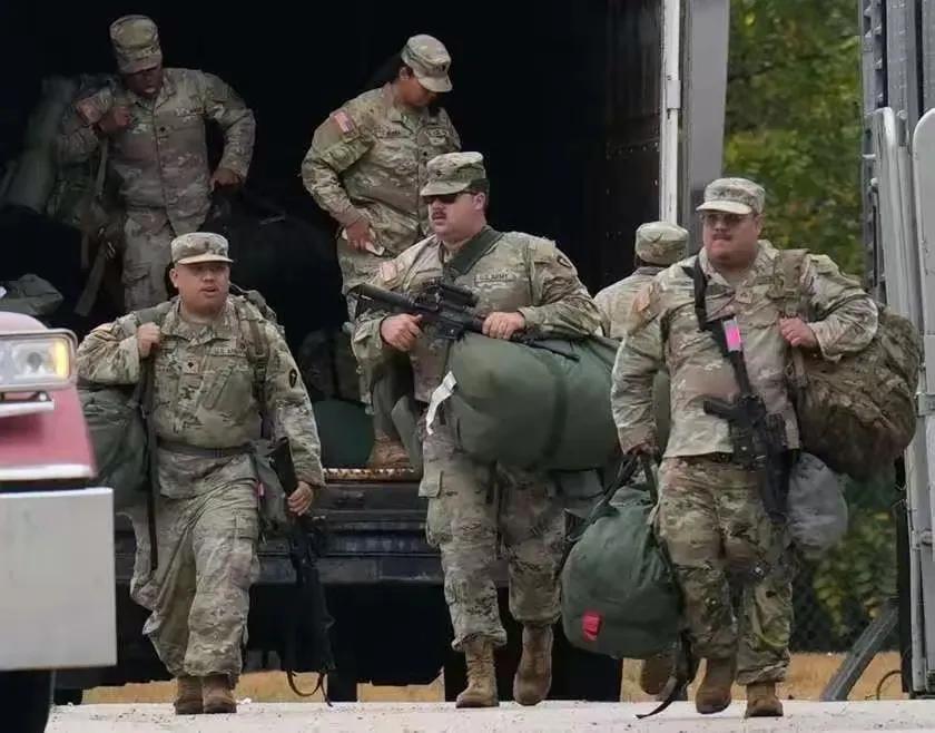 美国大兵这体型和钢铁意志还是有一点差距的！