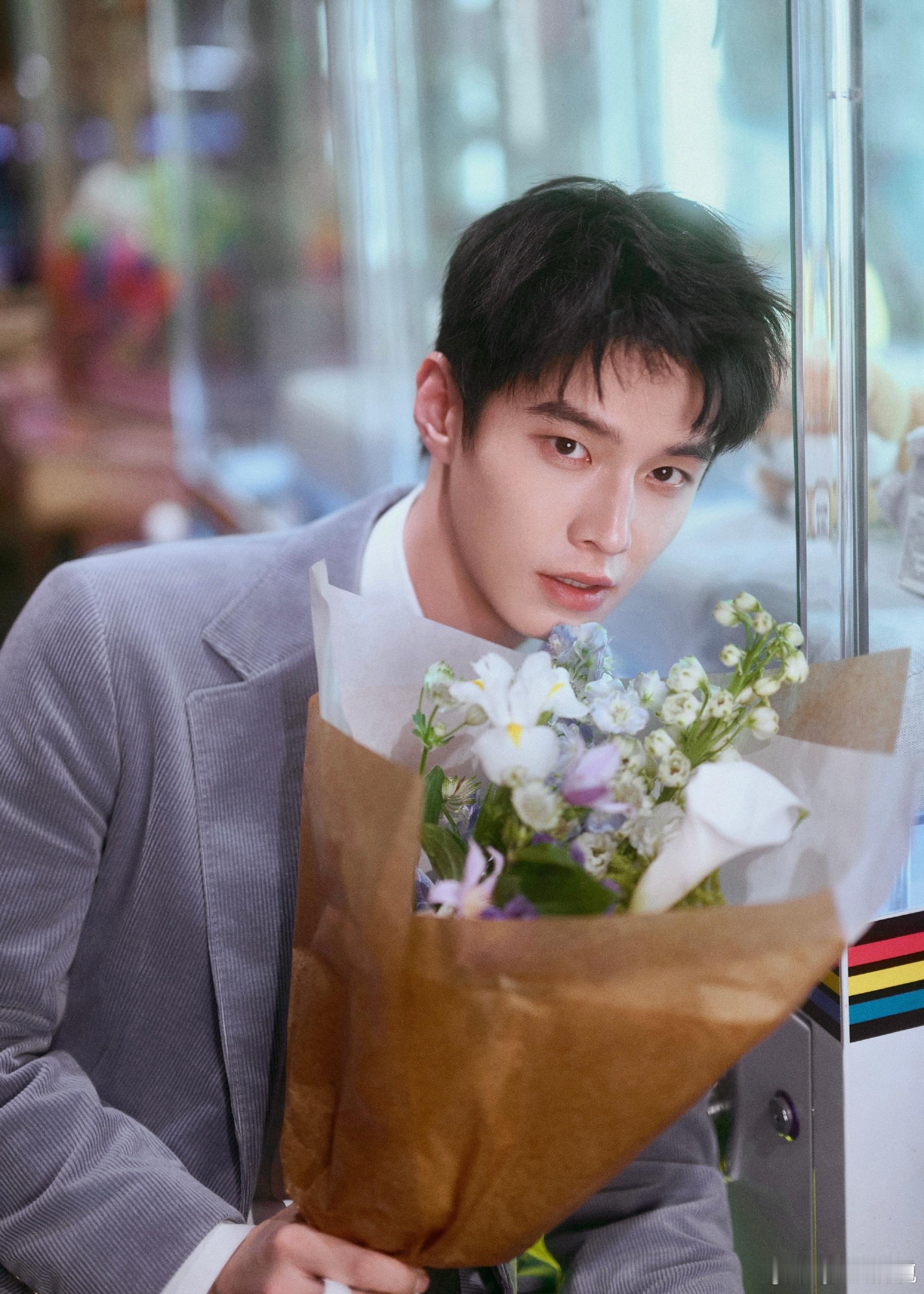 何与递的乐事谁不想接 何与在忙碌行程与闲适生活间找到了绝妙的平衡，恰似“享受当下