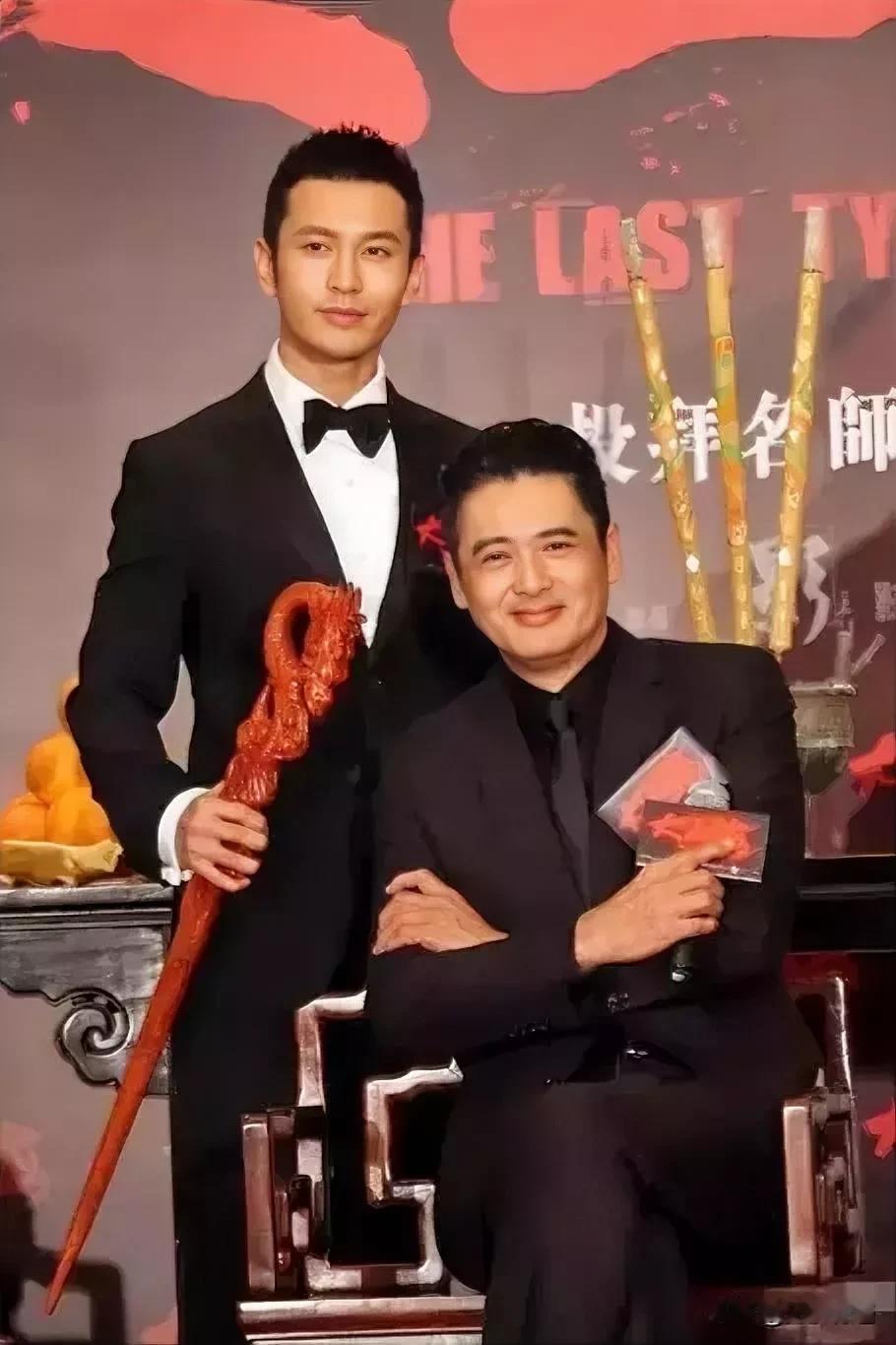 黄晓明遇上周润发瞬间变马仔！
黄晓明气场也算好的，记得当年他演《无敌县令》的太子