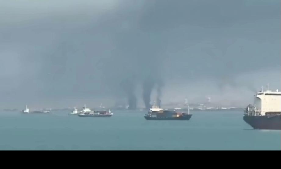 美国空军摧毁的几艘伊朗军舰，此刻仍在波斯湾阿巴斯港燃烧。先不论伊朗究竟有没有封锁