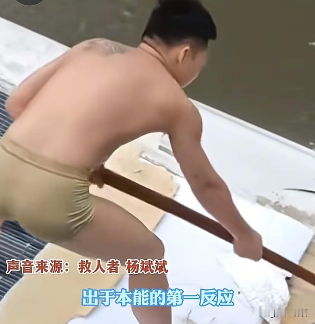 扬州“短裤锤王”太顶了！零下水温里砸车救人！我刷到扬州小伙救人的新闻，10月19