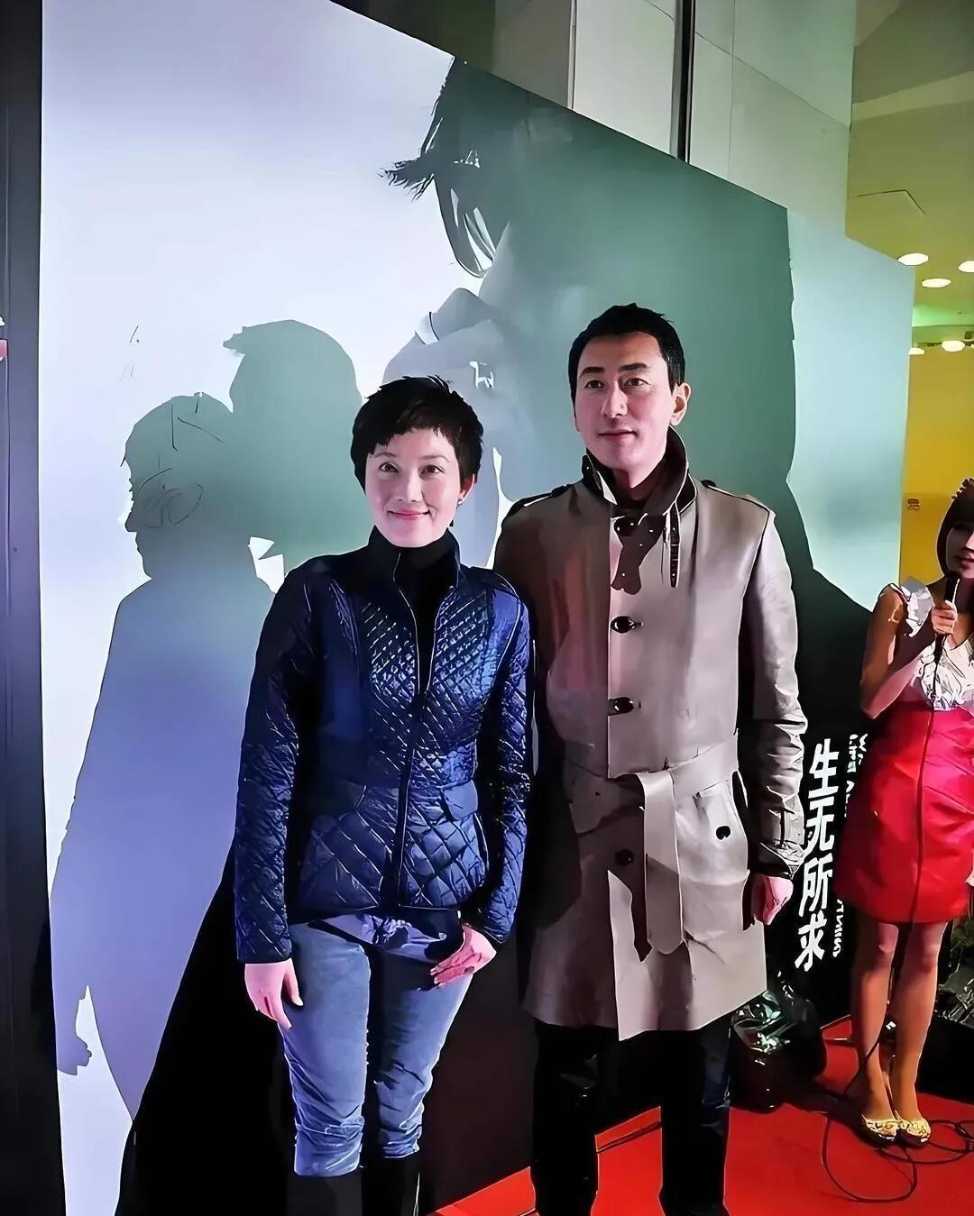 原来他们是夫妻，这么多年一直很相爱，既是同事也是恩爱的一对，男的是主持过《今日关
