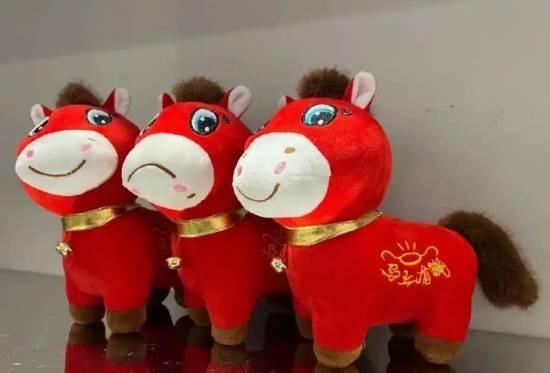 “哭哭马”火到海外 多个国家纷纷求购
因嘴部被缝反而意外走红的中国国产玩偶“哭哭