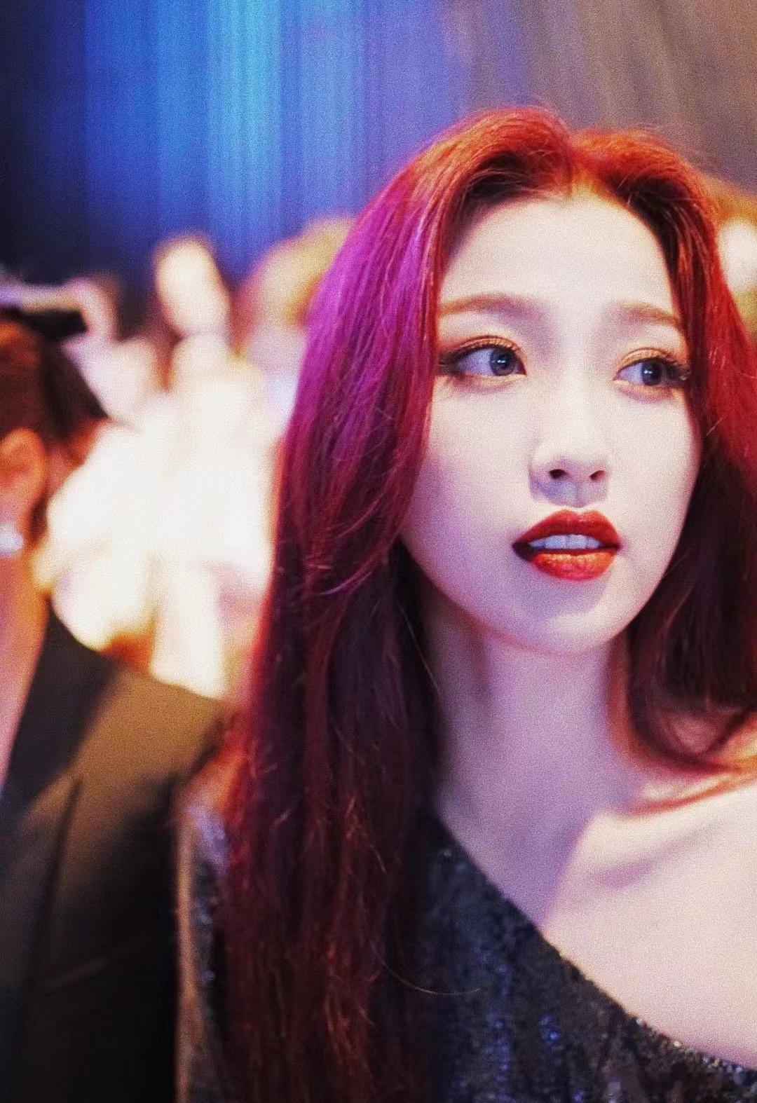 白鹿这红发假发也太没有质感了吧，不行问虞书欣要个链接吧 ​​​