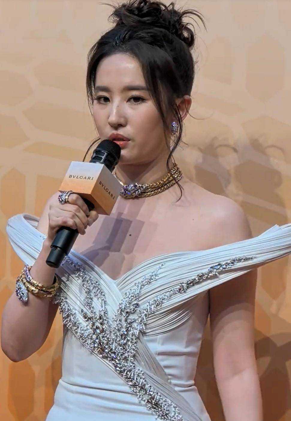 刘亦菲生图彻底“翻车”？赘肉、颈纹全曝光
最近娱乐圈最反常的热搜，非刘亦菲莫属！