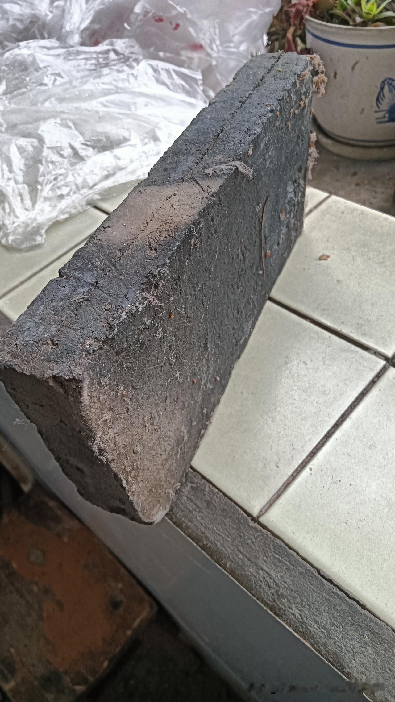 今早在屋里看见这个老物件，不用我说大家都知道这是啥。
这东西说来话长，还是十多年