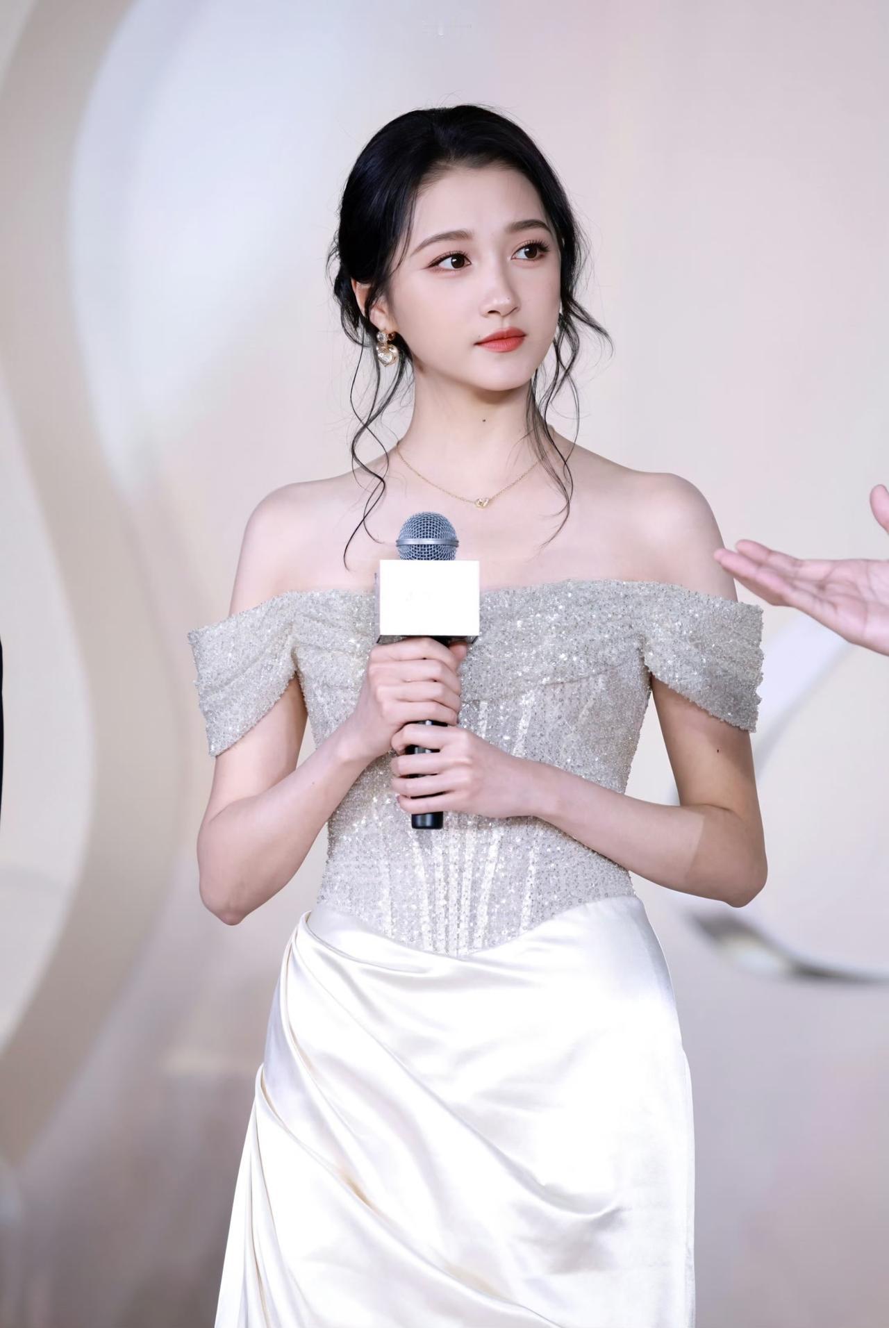 关晓彤生图依旧绝美！闪片鱼骨礼服，端庄又灵动