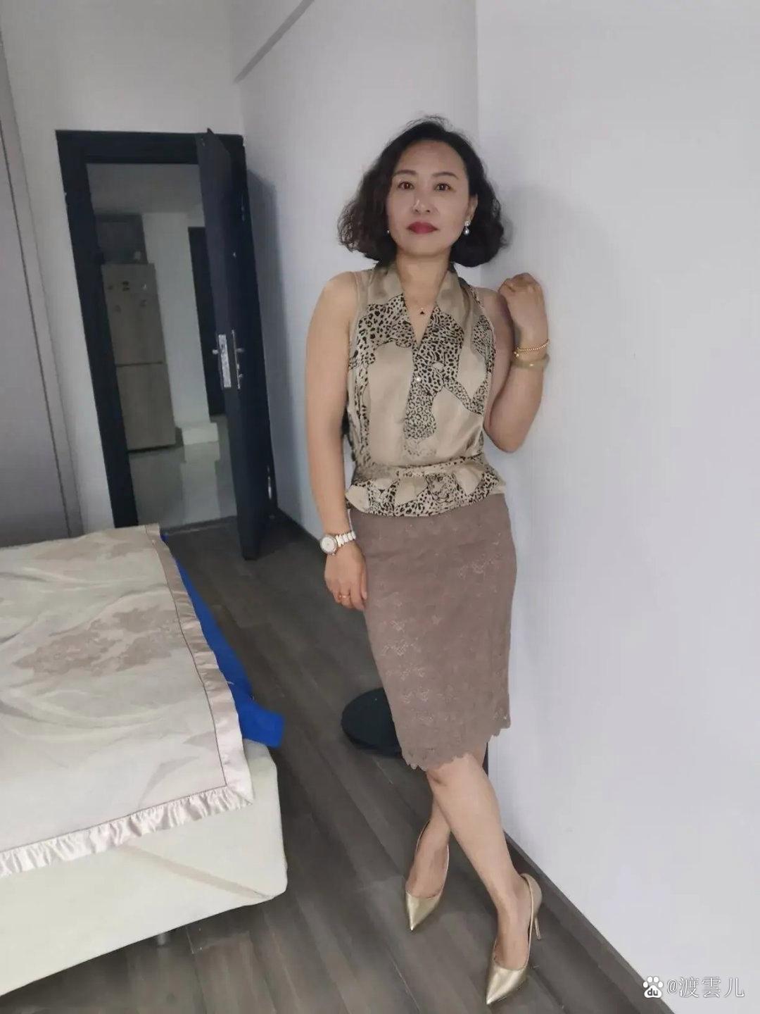 世事千帆过，前方终会是温柔和月光。