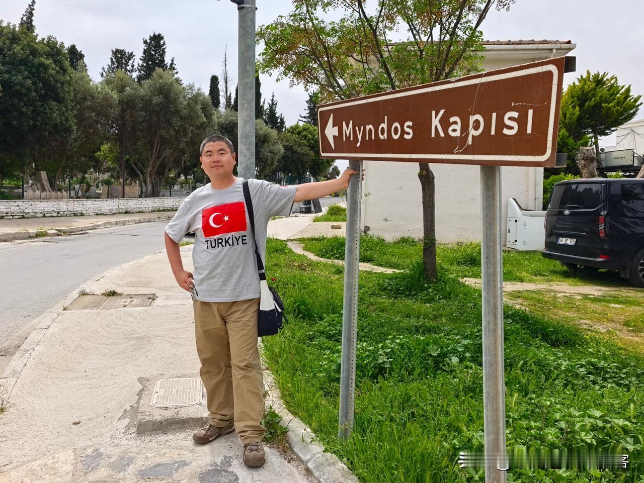 中午，在博德鲁姆，寻访明多斯门（Myndos Gate)，现存两座塔楼、部分城墙