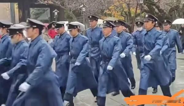 日本右翼的“暴走”，不是几个狂人的偶然发疯，而是日本在国家衰落焦虑下，利用中美博