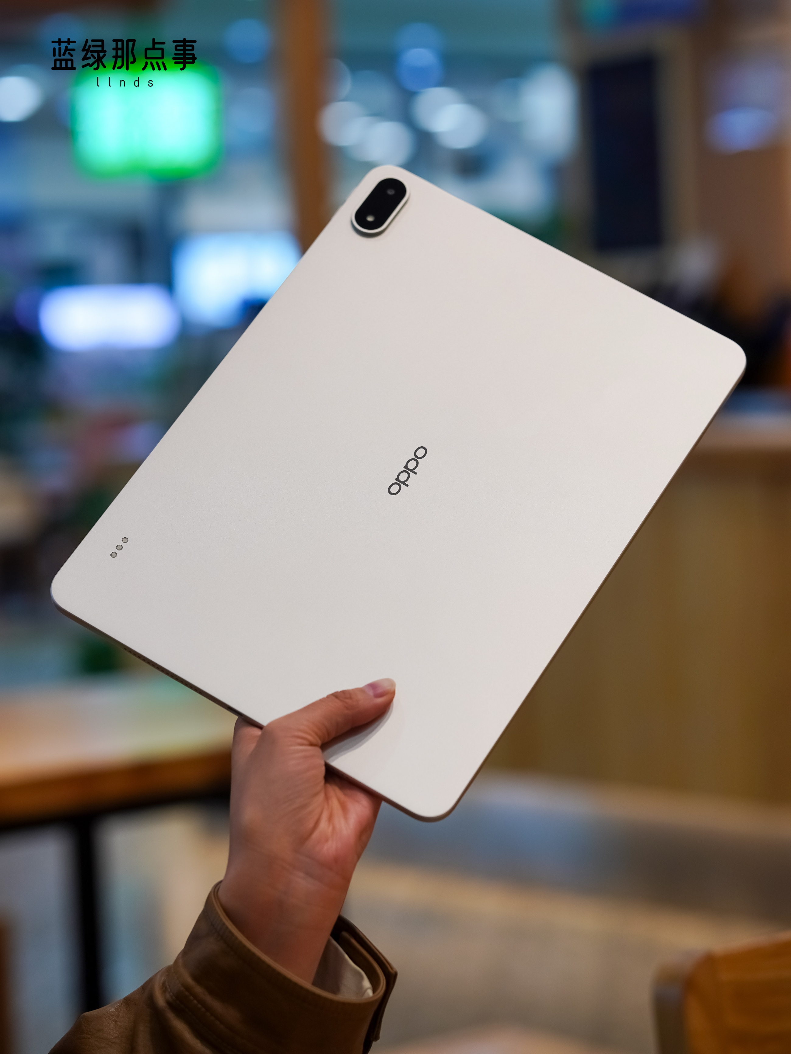 最近狠摸了一阵 OPPO Pad 5 Pro，我最大感受是：它不再是放大版的手机