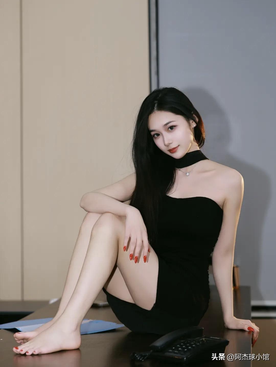 白嫩天花板，S级穿搭，永远不要质疑老板的眼光，请问这样的女秘书去哪里找？