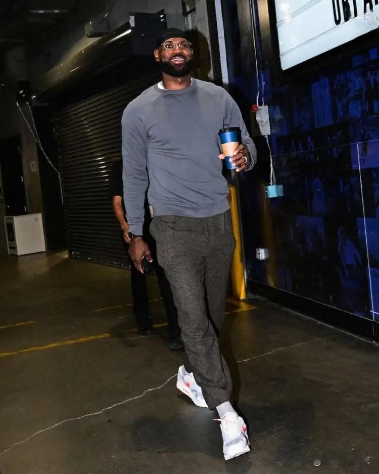 NBA超级巨星詹姆斯真是太让人感动了！今天詹姆斯在现场录制《最强大脑》时，聊到了