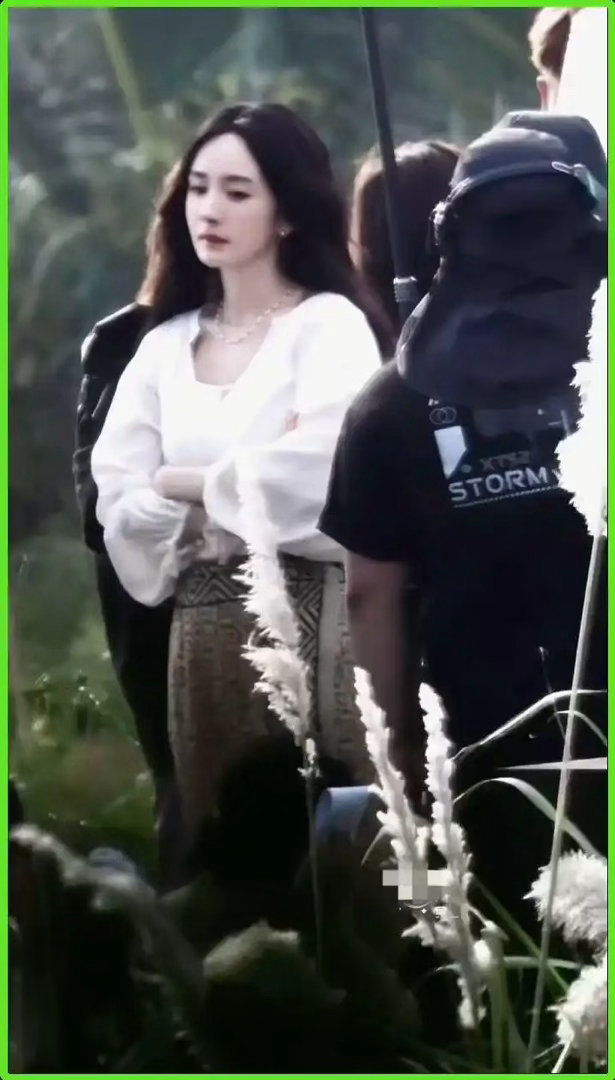 39岁杨幂新剧路透，白裙飘飘美到犯规，网友感叹：这哪像快四十的人！ 