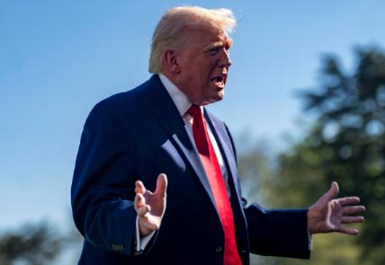 4月13日凌晨，特朗普的“封锁令”生效。
与此同时，美军舰艇压到霍尔木兹海峡入口