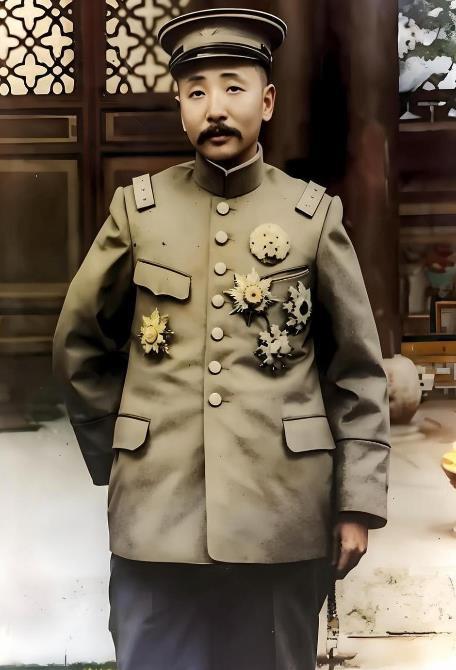 北洋时期，东南王孙传芳和东北王张作霖，哪个更厉害？
咱就这么讲吧。
张作霖和孙传