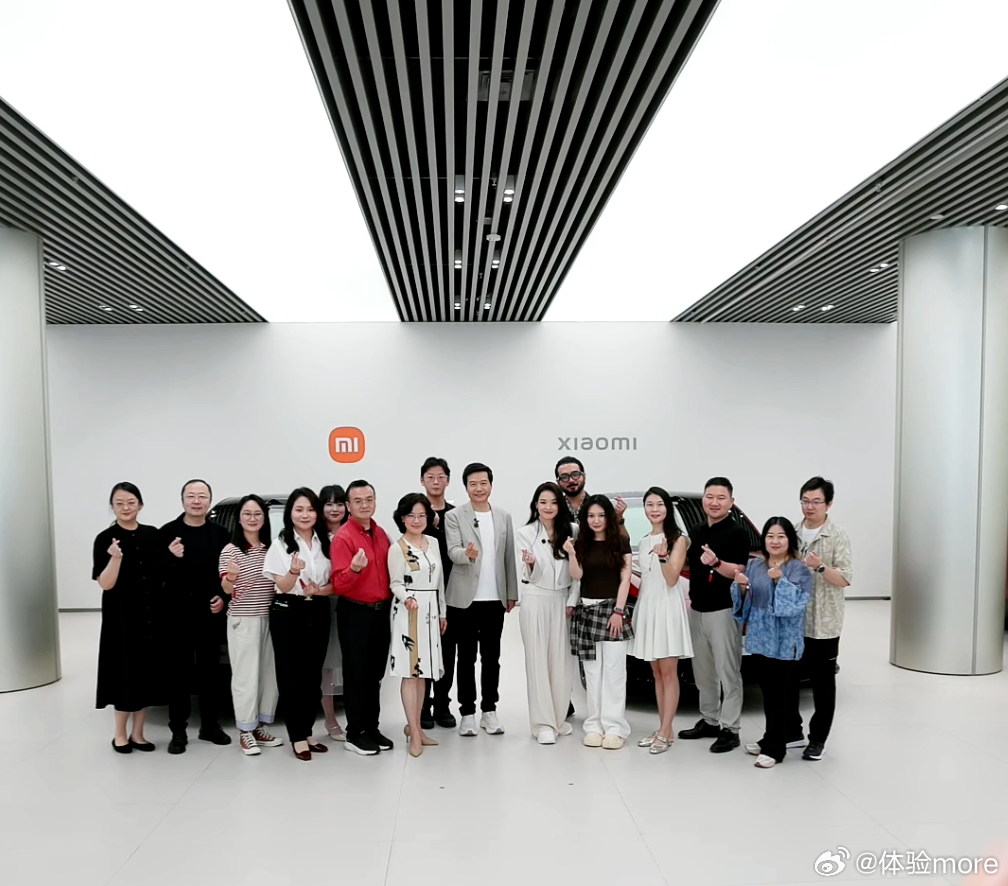 舒淇为小米YU7车主交付新车太羡慕了，小米给首批车主的交车规格越来越高了，雷总+