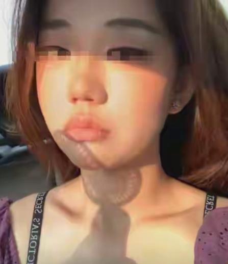原来长沙被小孩蹭到屁股的这个女子是一名网红，她长期用这种黑红吵架的方式赚取流量，