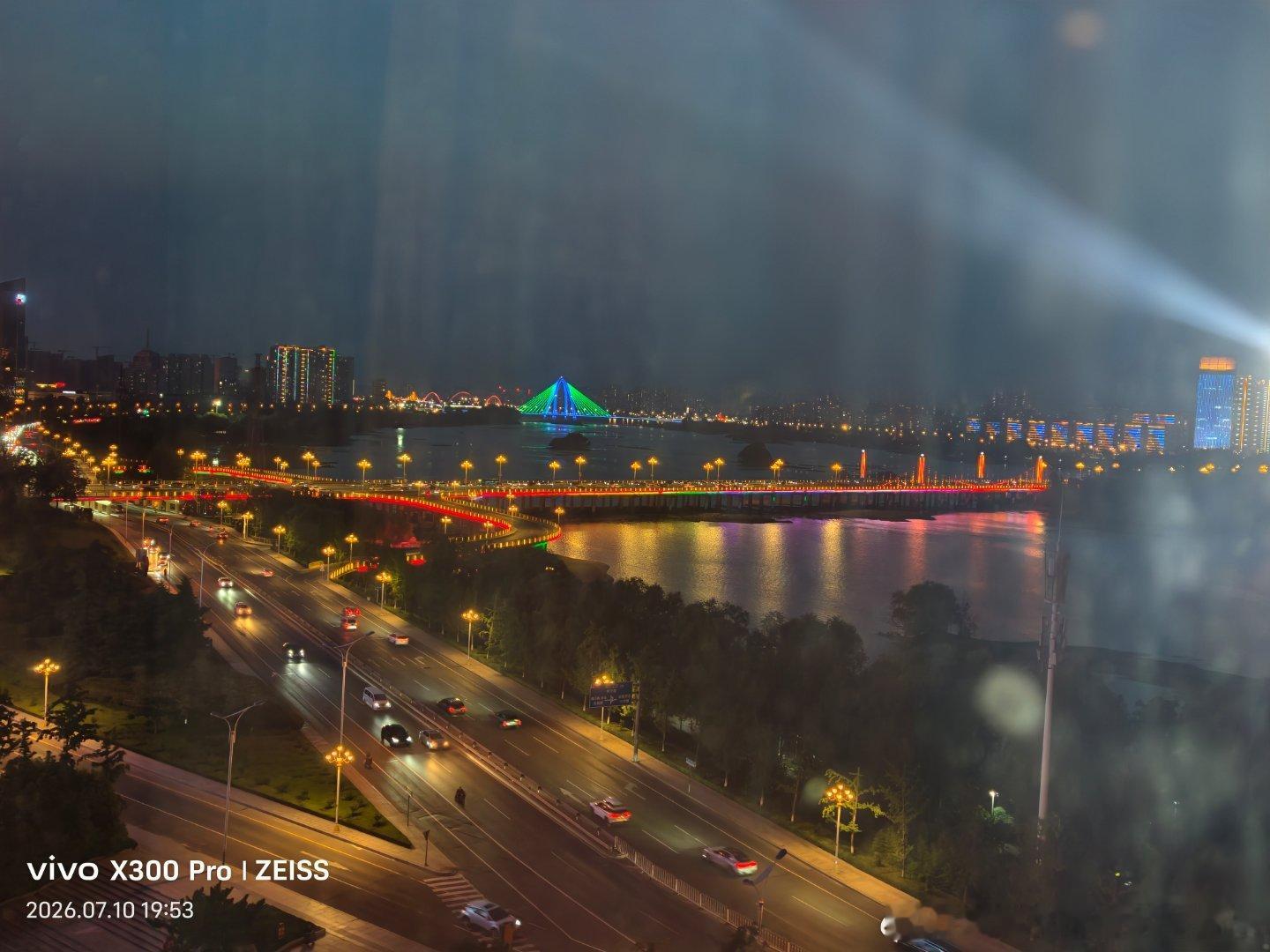 俯瞰临沂最美夜景，感受沂河浪漫风情～ 临沂·沂景假日酒店(沂蒙路店)